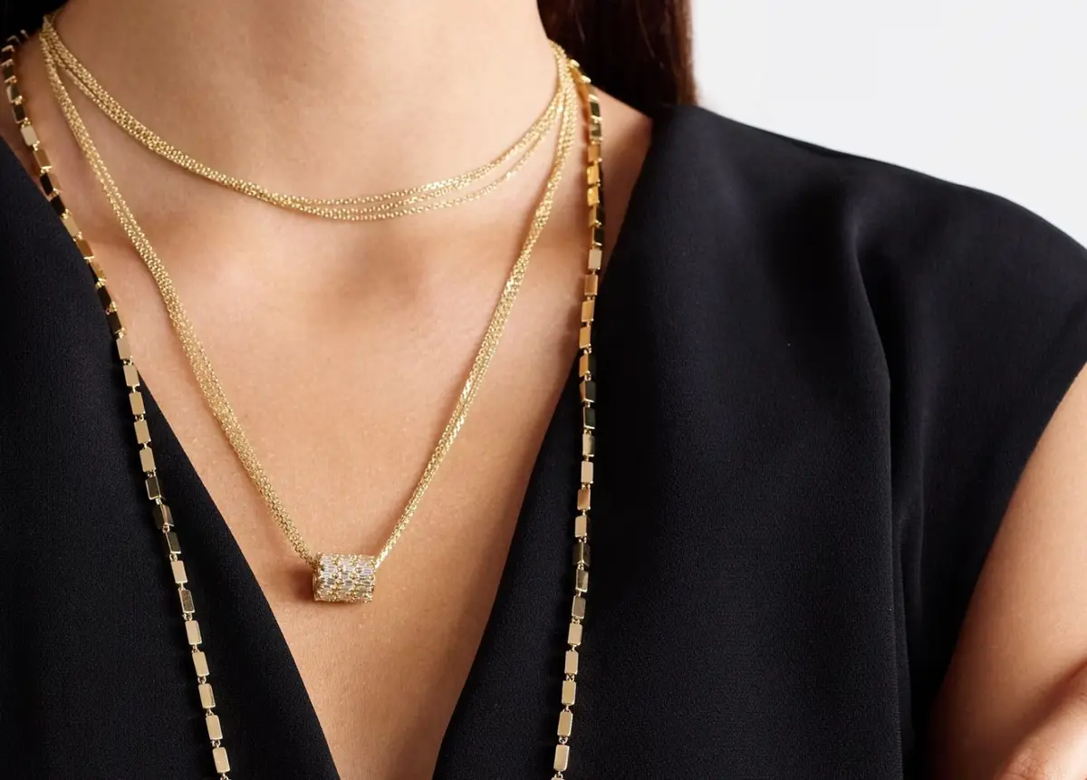 العقود الطويلة موضة متجددة.. الخيار المثالي للأزياء المحتشمة والأنيقة