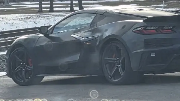 تسريب صور سيارة كورفيت C8 الجديدة بهيكلها العريض