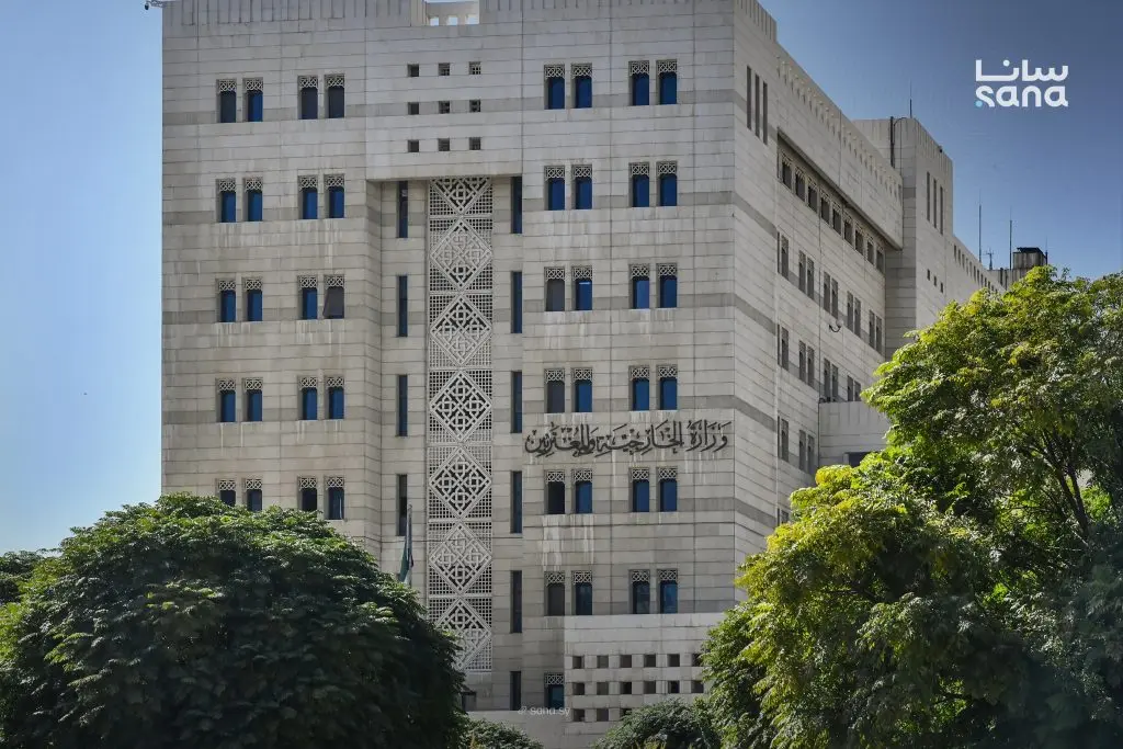 الخارجية: سيجري نقل السوريين المسافرين الموجودين في مطار الملكة علياء بالأردن إلى دمشق براً