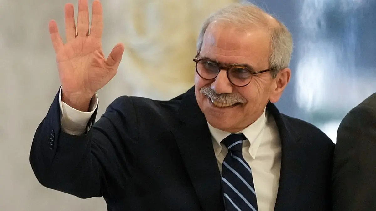 الحكومة اللبنانية تحظر النشاط العسكري لحزب الله.. وإسرائيل تواصل القصف