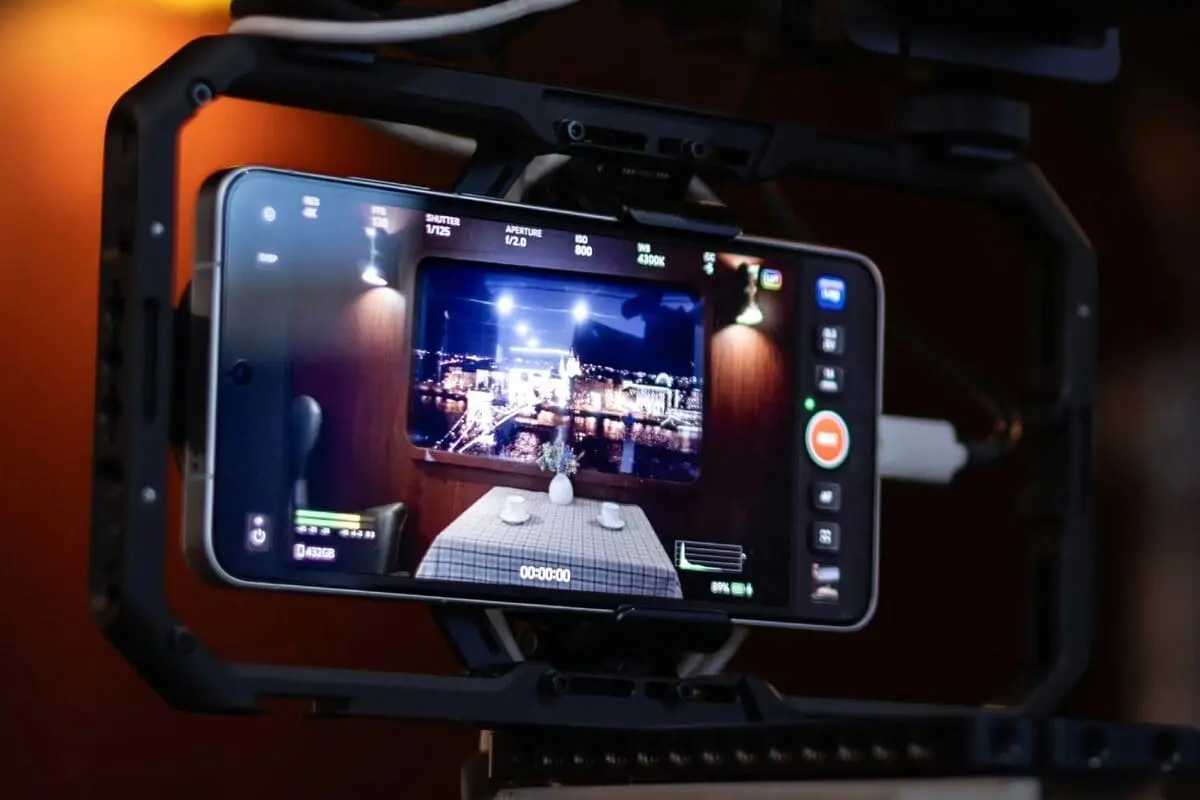 فيفو X300 ألترا يظهر مع عدسة زيس 400 مم وزوم بصري 17x