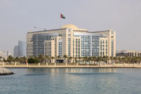 الخارجية الإماراتية تستدعي سفير إيران وتبلغه احتجاجاً شديد اللهجة على الاعتداءات