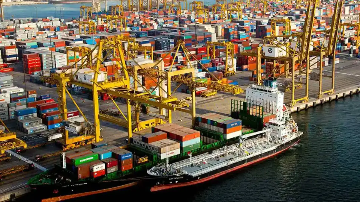 بعد الاستهداف الجوي.. عودة العمليات لميناء "جبل علي" في دبي