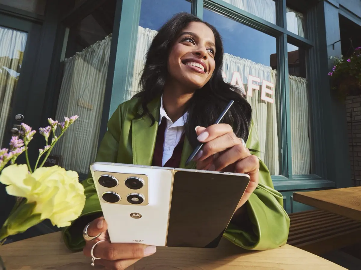 موتورولا تعلن عن أسعار هاتفها القابل للطي الفاخر الجديد