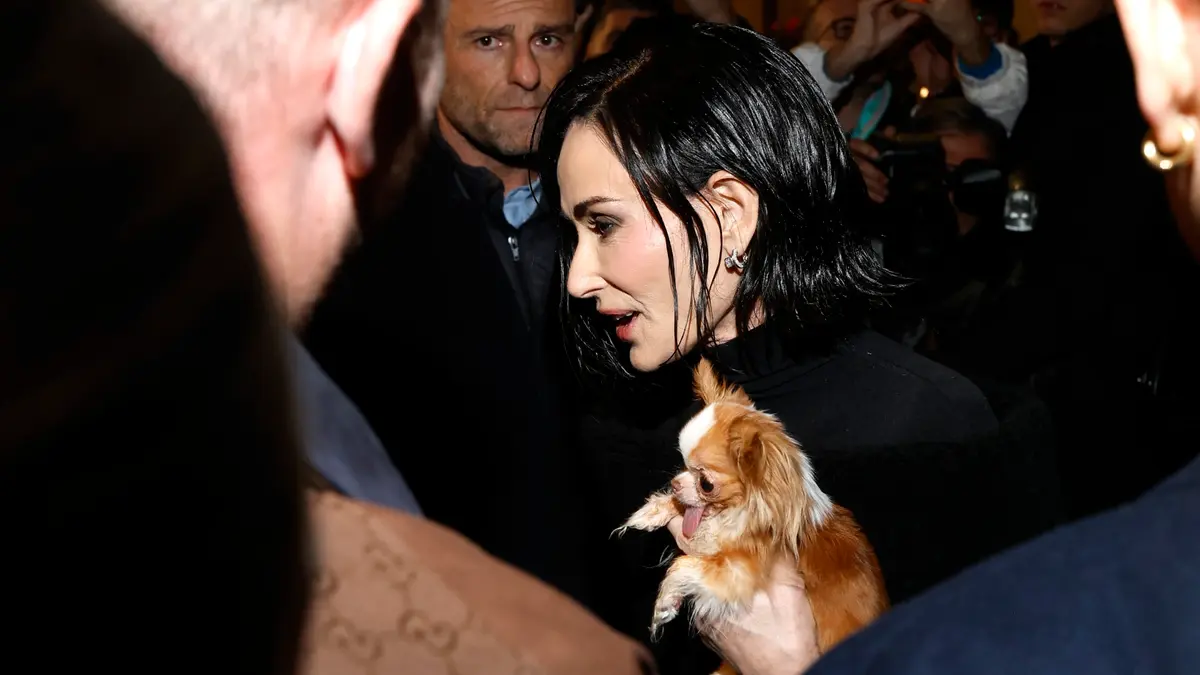 ديمي مور تلفت الأنظار برفقة كلبها في ميلانو