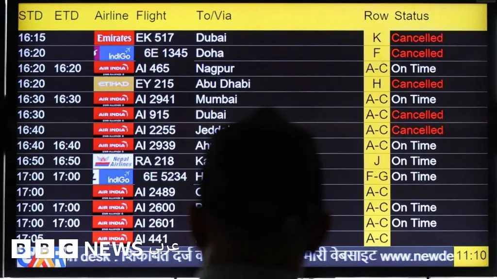 اضطراب حركة الطيران إثر الضربات الأمريكية الإسرائيلية على إيران ورد الأخيرة على القواعد الأمريكية - BBC News عربي