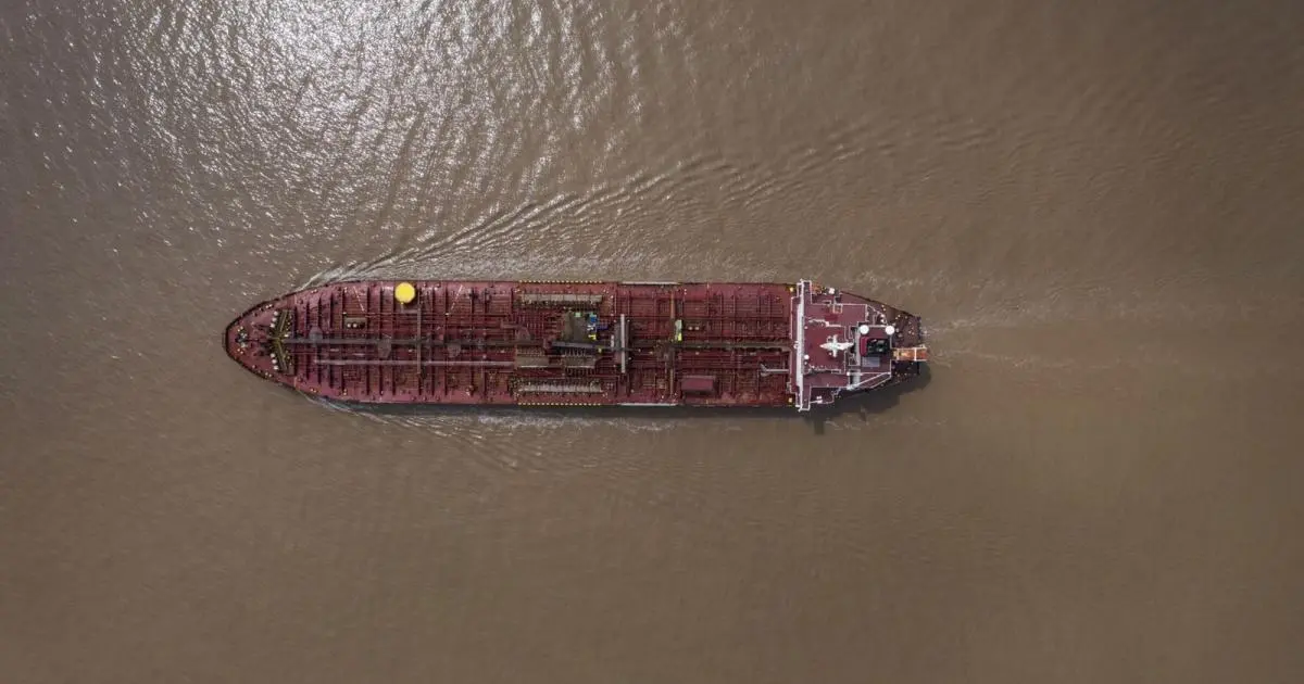 حريق بناقلة نفط قبالة مسقط بعد استهدافها بزورق مسيّر