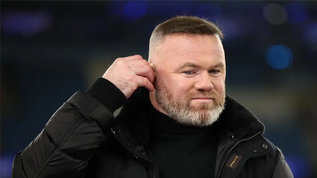 ظهر مع فتاتين في حالة يرثى لها!.. روني يخرج عن المألوف