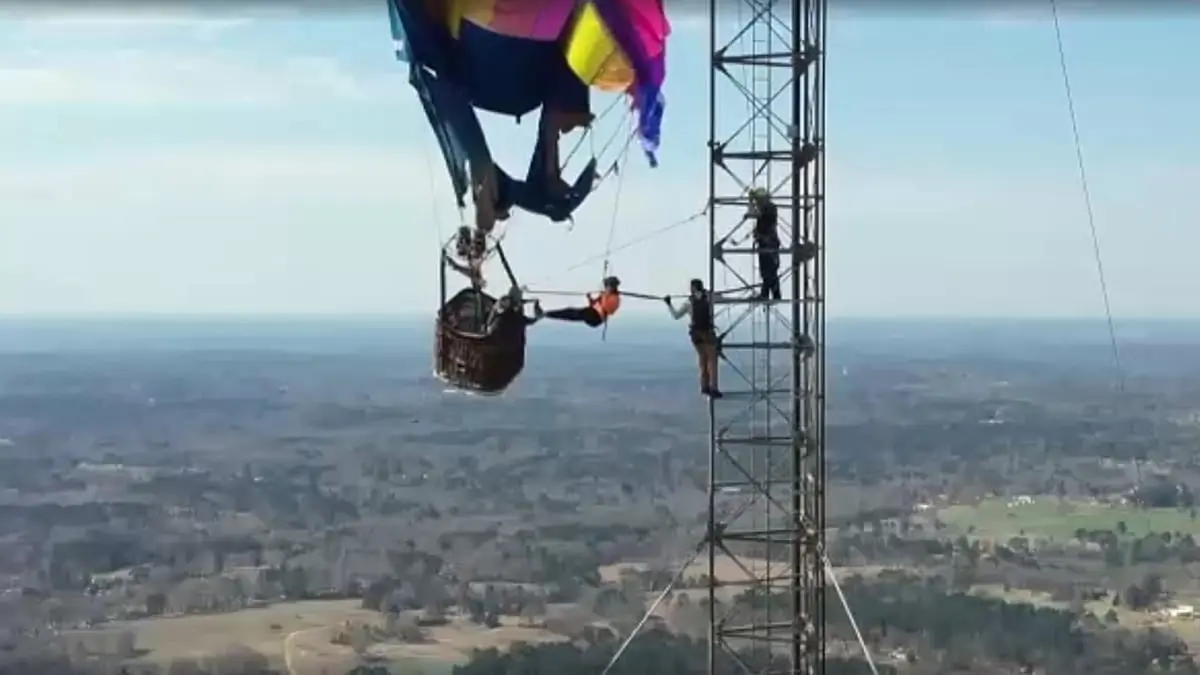 فيديو. إنقاذ شخصين من منطاد عالق على ارتفاع 274 مترا