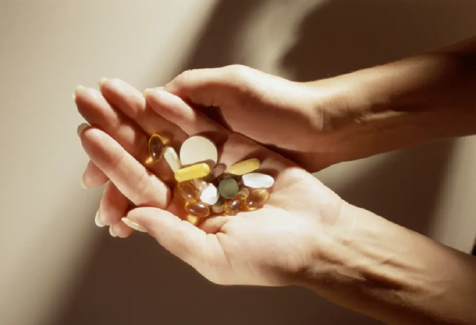 تحذير لمستخدمي المكملات الغذائية من "خطأ فادح" قد يضر بالصحة