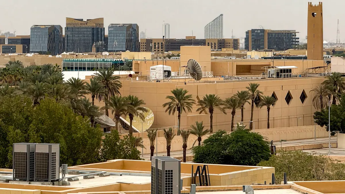 أمريكا تغلق سفارتين وتقلص تواجدها الرسمي والشعبي في دول أخرى بالمنطقة