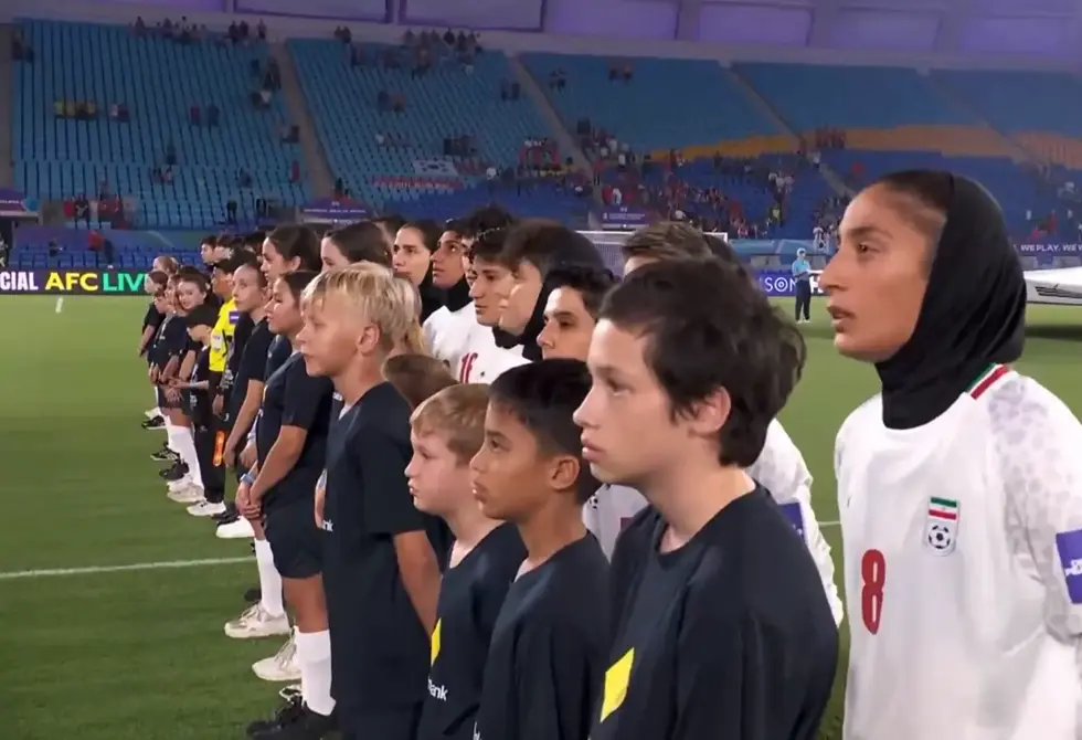رد فعل اللاعبات الإيرانيات أثناء عزف النشيد الوطني في كأس آسيا