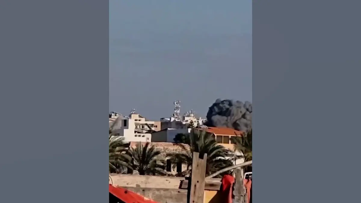 لحظة انهيار مبنى شاهق بعد غارة إسرائيلية في جنوب لبنان