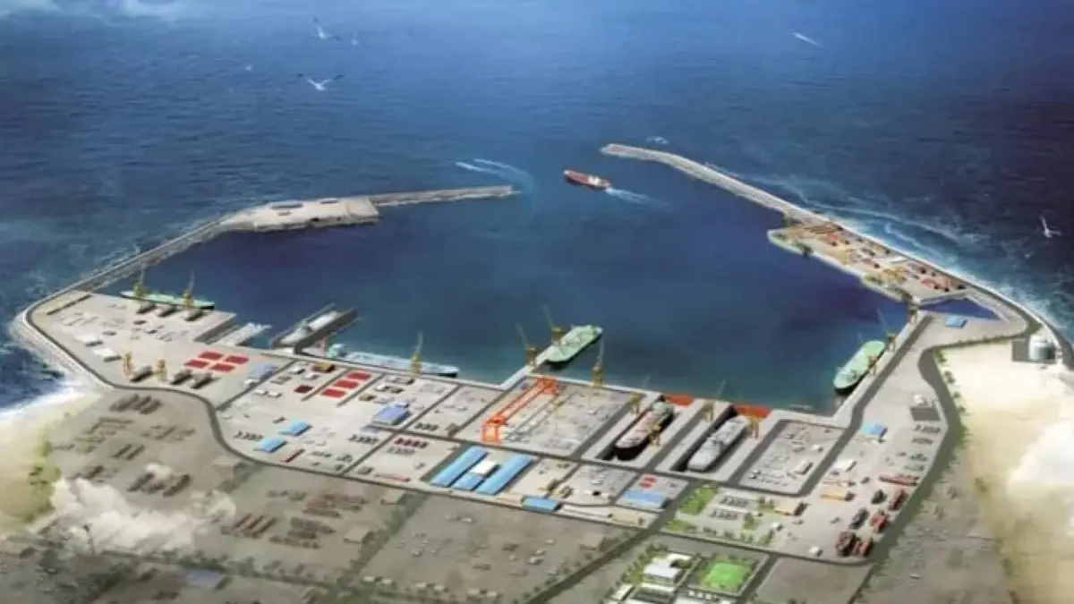 استهداف خزانات وقود بميناء الدقم العماني بطائرات مسيرة