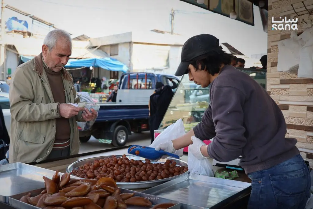 السوق الشعبي في بلدة أطمة بريف إدلب الشمالي قُبيل الإفطار