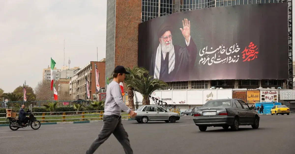 كاميرات مرور مخترقة وحراس مراقبون.. تفاصيل الخطة السرية لاغتيال خامنئي