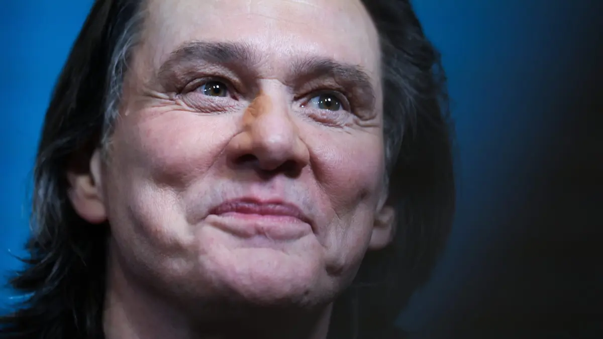 تغيّر ملامح جيم كاري يثير التكهنات حول حقيقة حضوره حفل سيزار