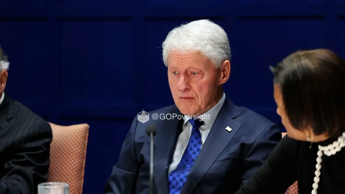 ضمن قضية إبستين.. بيل كلينتون يرد على صور حوض الاستحمام الساخن