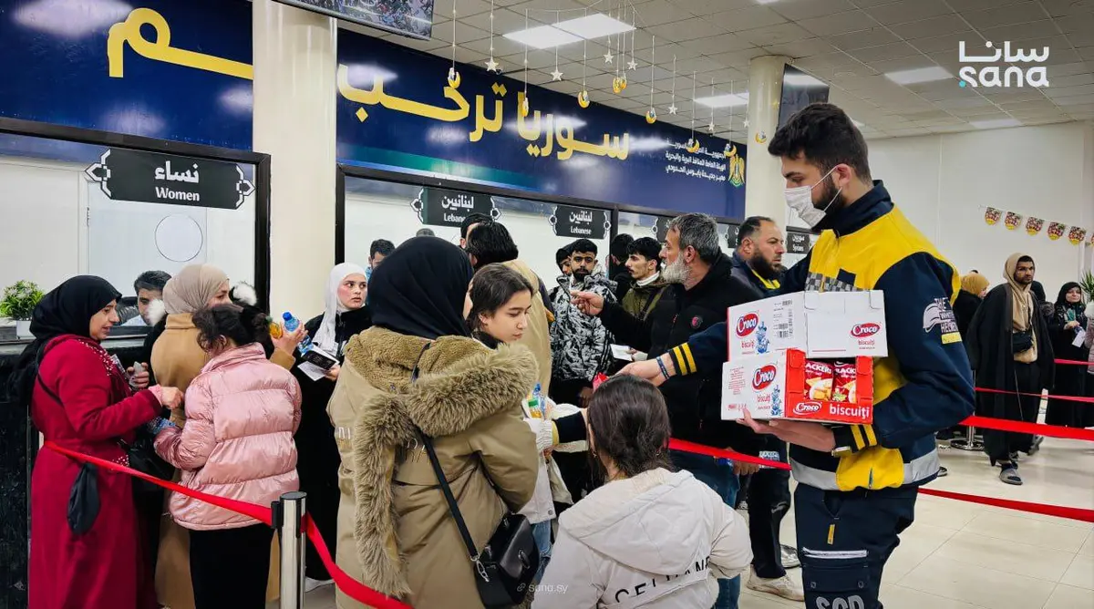 من عمل فرق وزارة الطوارئ بمنفذ جديدة يابوس الحدودي بريف دمشق أثناء استقبال المواطنين السوريين