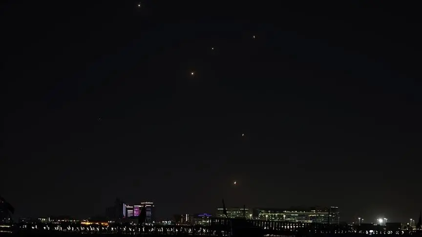 اعتراضات صاروخية فوق الإمارات وقطر وصفارات الإنذار تدوي بالكويت