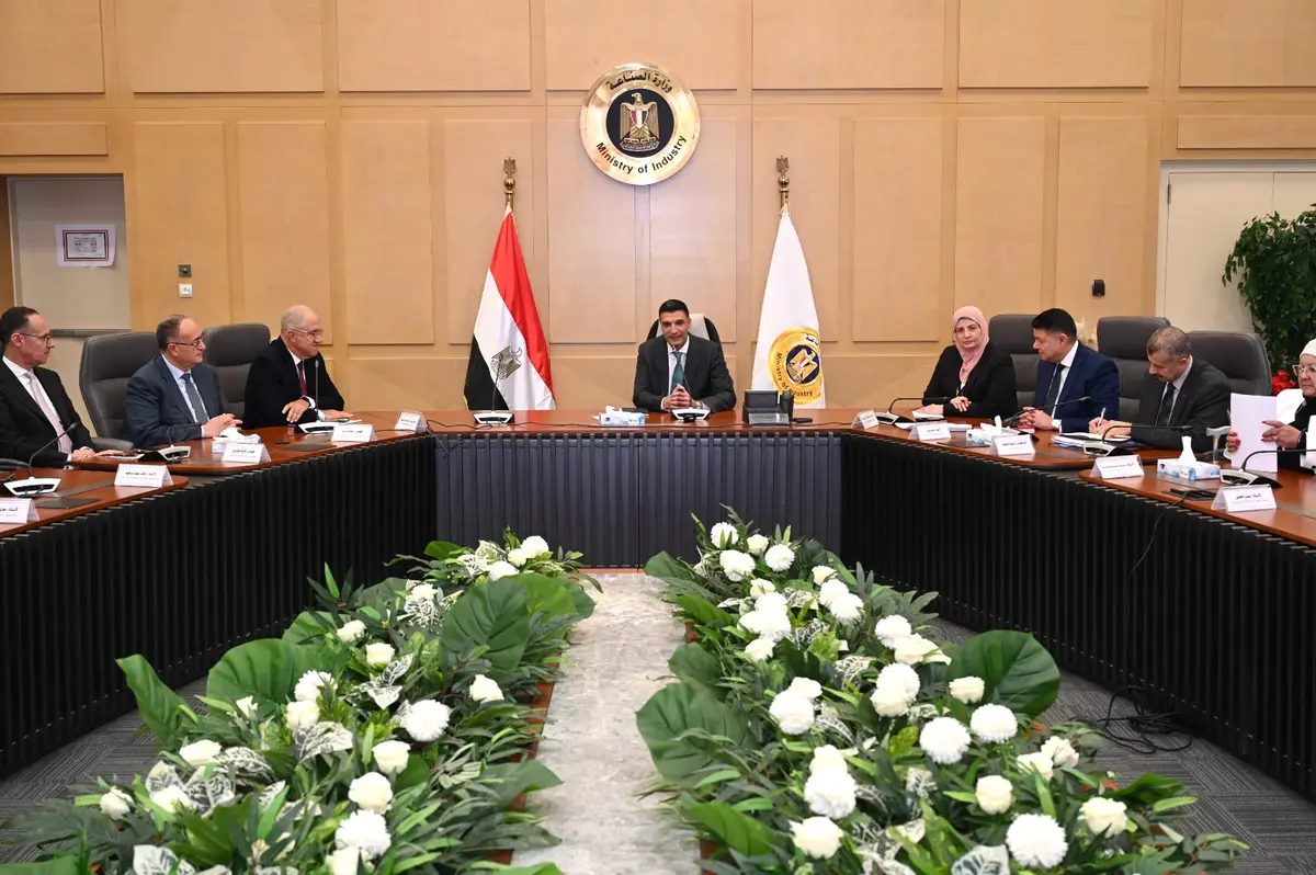 وزير الصناعة: إعادة صياغة استراتيجية تنمية القطاع لضمان توافقها مع احتياجات السوق