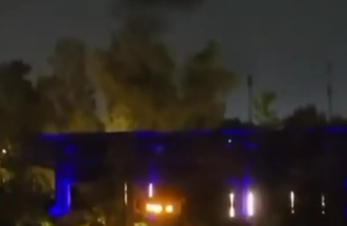 لقطات لحريق شب في مبنى السفارة الأمريكية في الرياض إثر هجوم بمسيرات