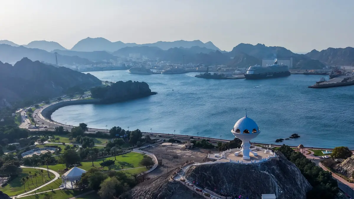 سلطنة عُمان تُوقف تصاريح تشغيل الأنشطة الجوية