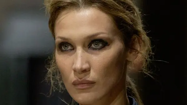 زهرة الخليج - صيحات جمالية لافتة من أسبوع ميلانو للموضة لخريف وشتاء 26-27