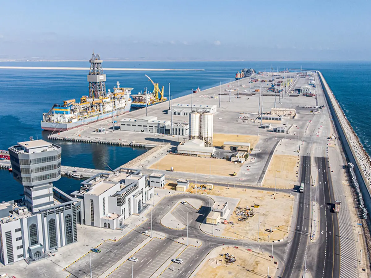 سلطنة عمان.. استهداف خزانات وقود بميناء الدقم التجاري بعدد من المسيرات