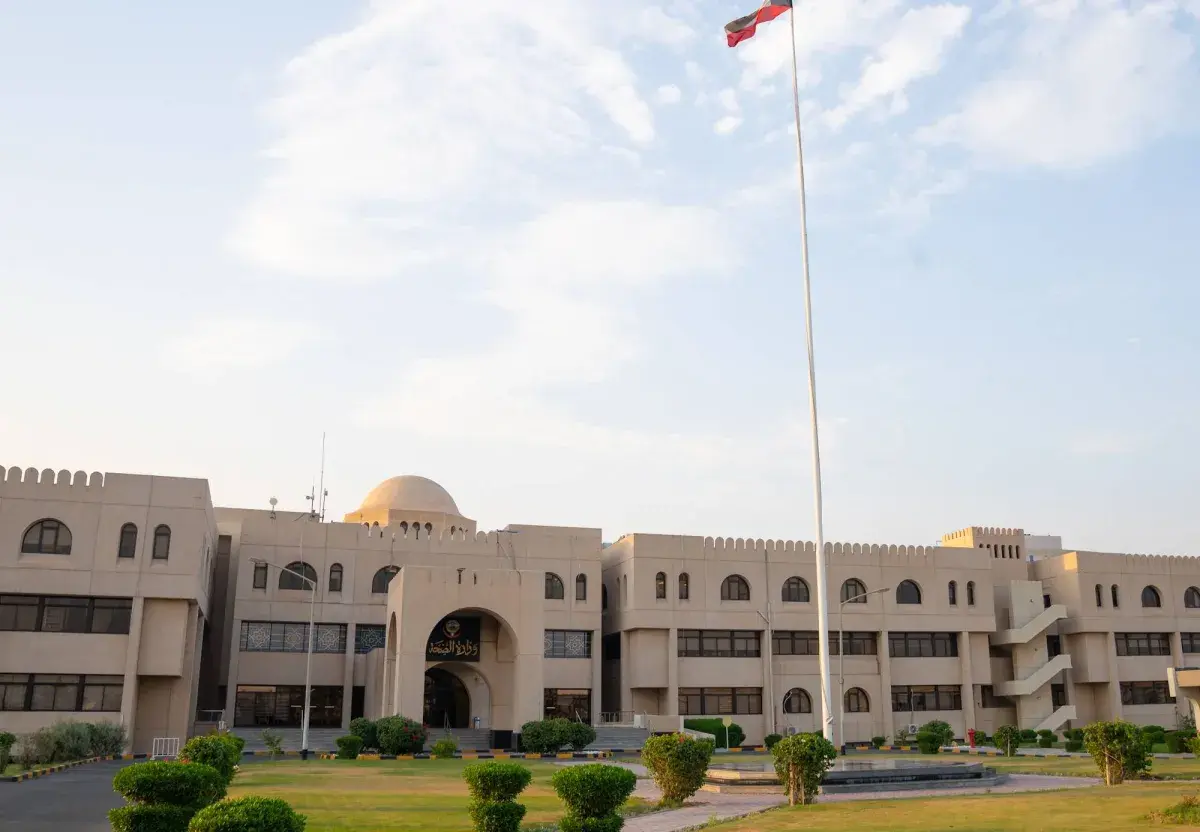 الكويت: وفاة طفلة بشظايا على منطقة سكنية