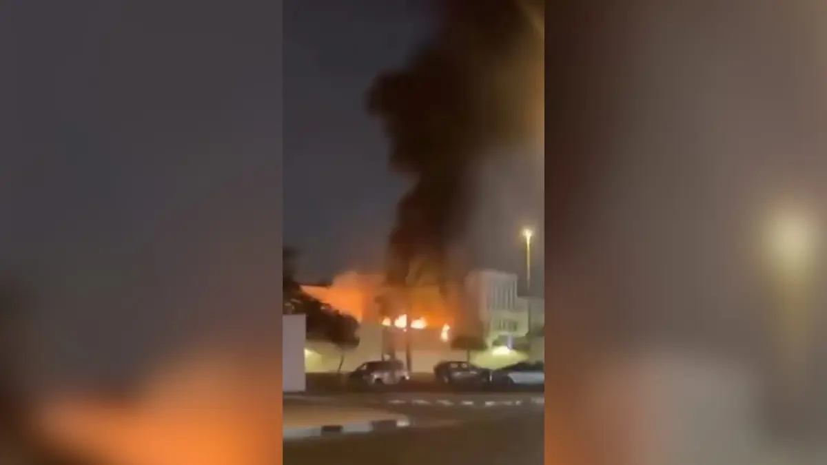 فيديو يُظهر استهداف القنصلية الأمريكية في دبي بمسيّرة يشتبه أنها إيرانية