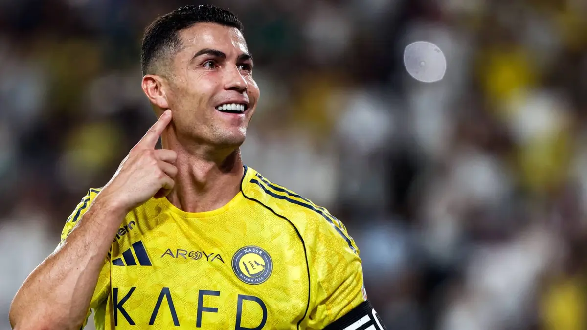 طائرة رونالدو تغادر الرياض.. رحلة غامضة وسط توترات المنطقة