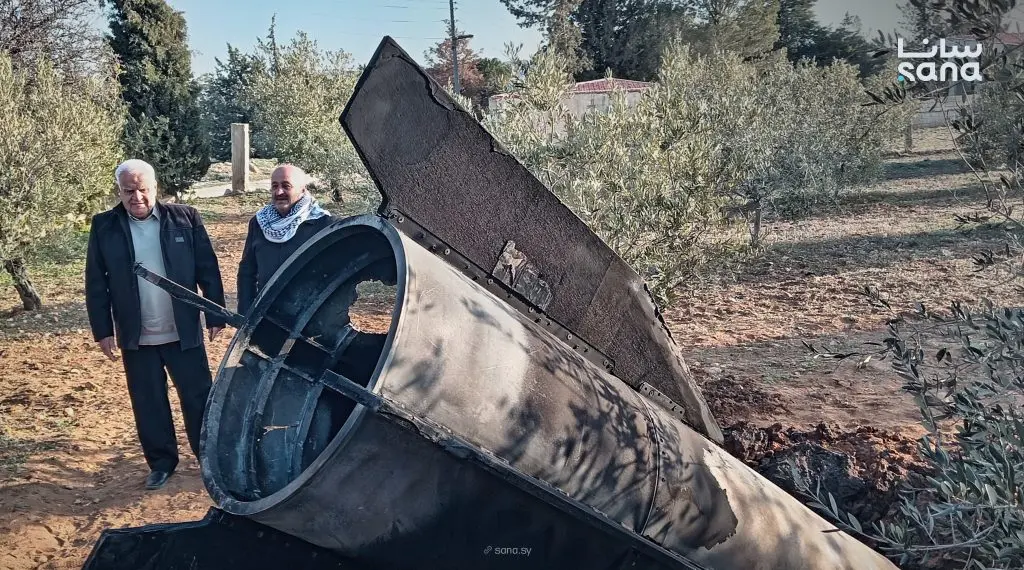 بقايا صاروخ سقطت في أرض زراعية في منطقة سهل صيدنايا نتيجة القصف المتبادل بين إسرائيل وإيران