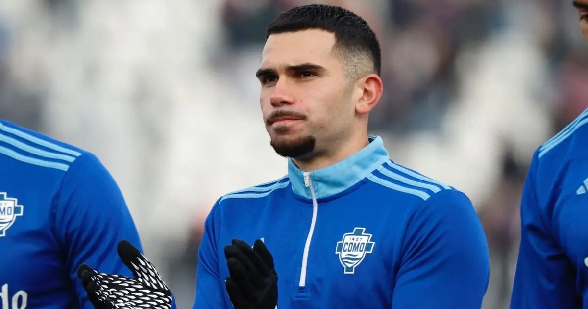 قائد كومو: فابريغاس حوّلنا إلى مدربين صغار في الملعب