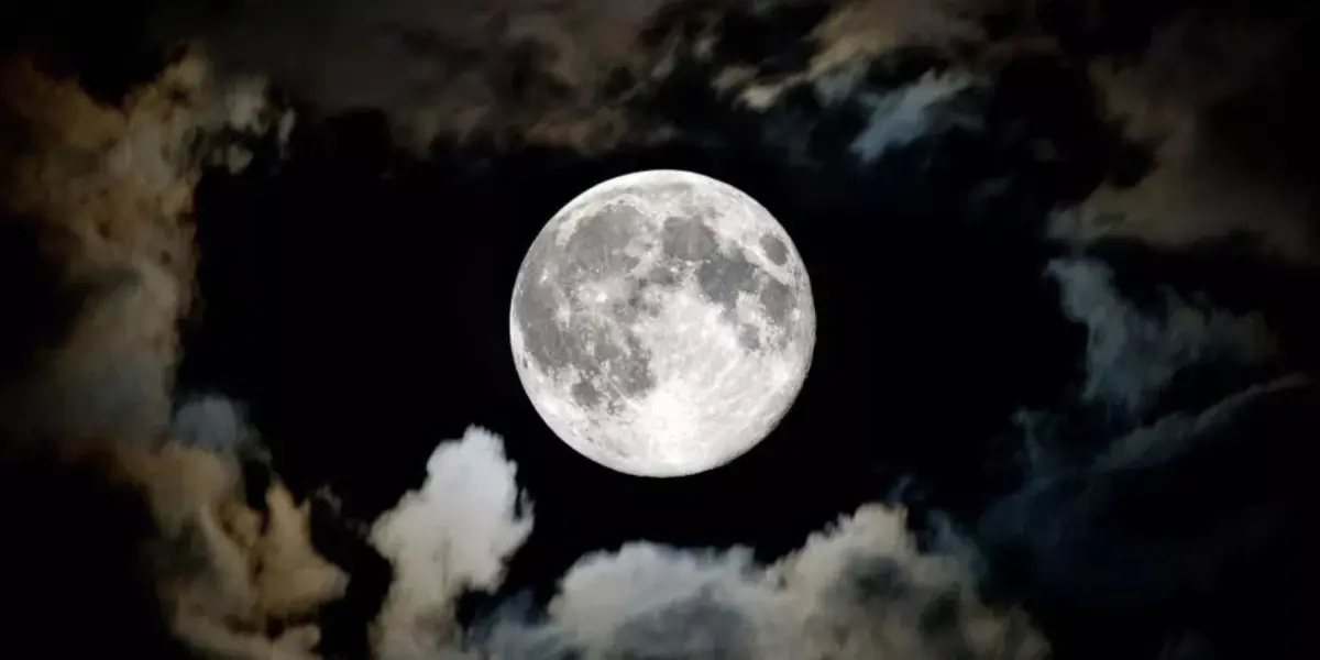 بدر رمضان يُزين سماء السعودية والوطن العربي اليوم