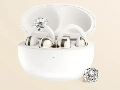 شركة TCL تخطف الأنظار بسماعات CrystalClip المرصعة بكريستال Swarovski #MWC2026 - التقنية بلا حدود