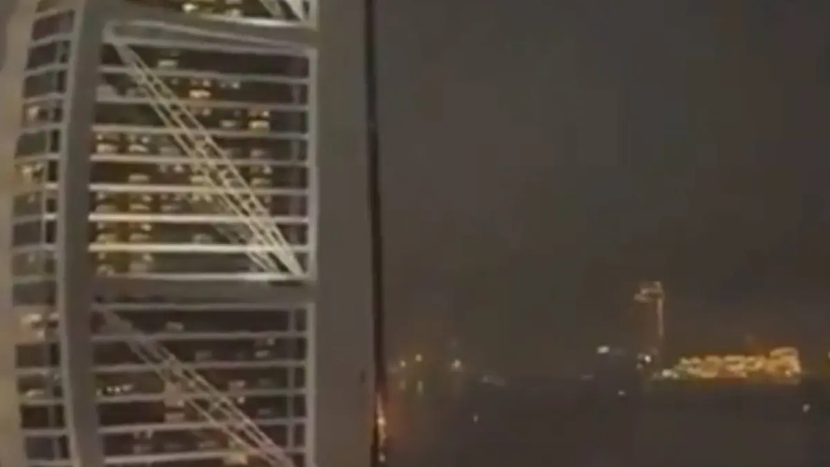 شاهد بالفيديو .. مسيرة تستهدف القنصلية الأمريكية في دبي وحريق في محيطها