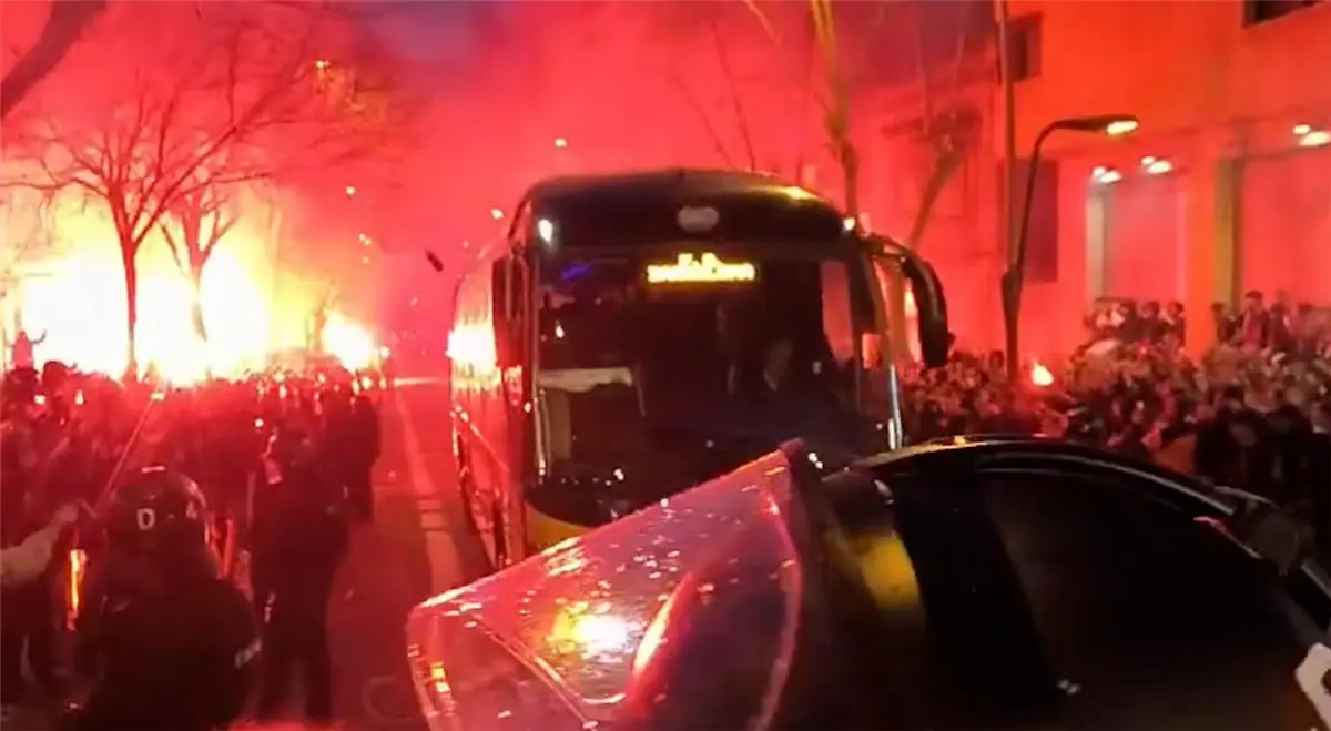 تصرف غريب من جماهير برشلونة مع حافلة الفريق قبل مواجهة أتلتيكو مدريد