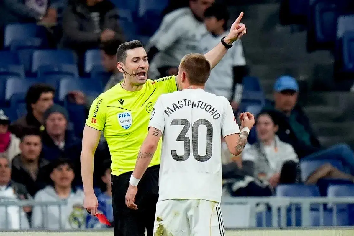 بألفاظ نابية.. ماستانتونو يهين حكم مباراة ريال مدريد وخيتافي بعد طرده