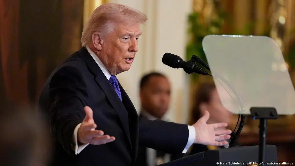 الأطباء يخفون السبب.. بقعة في عنق ترامب تثير تكهنات حول صحته