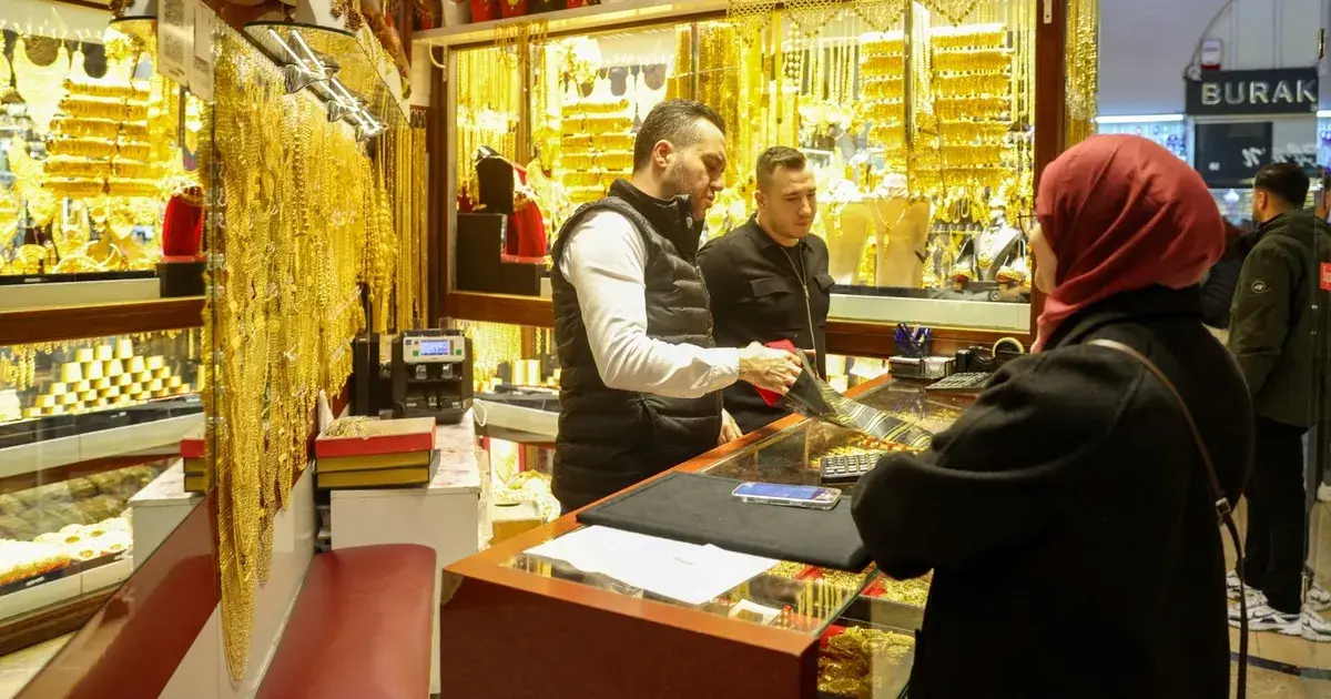 الذهب يرتفع أكثر من 1% مع تزايد الطلب على الملاذات الآمنة