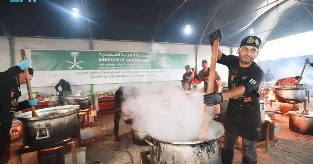مركز سعودي يوزع أكثر من 27 ألف وجبة غذائية في غزة