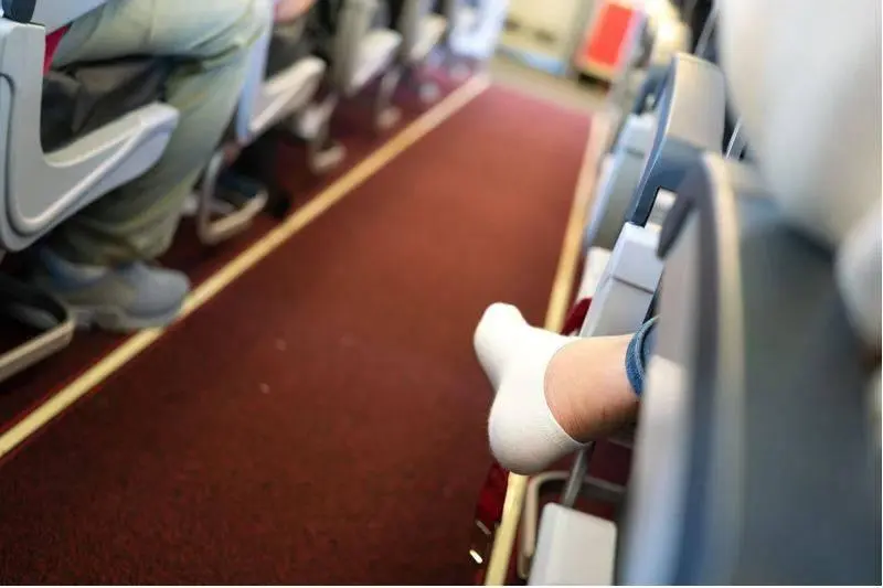 5 مخاطر عند خلع الحذاء داخل الطائرة