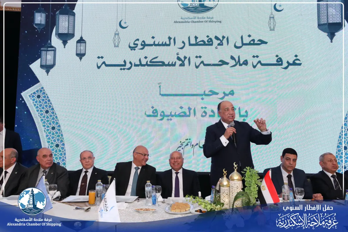 وزارة النقل تدرس تحويل طريق الخدمة القاهرة–الإسكندرية إلى خرساني لمواجهة الحمولات الزائدة