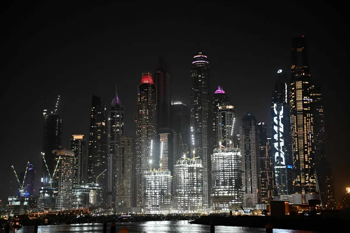 حريق محدود قرب القنصلية الأميركية في دبي بعد غارة بطائرة مسيرة