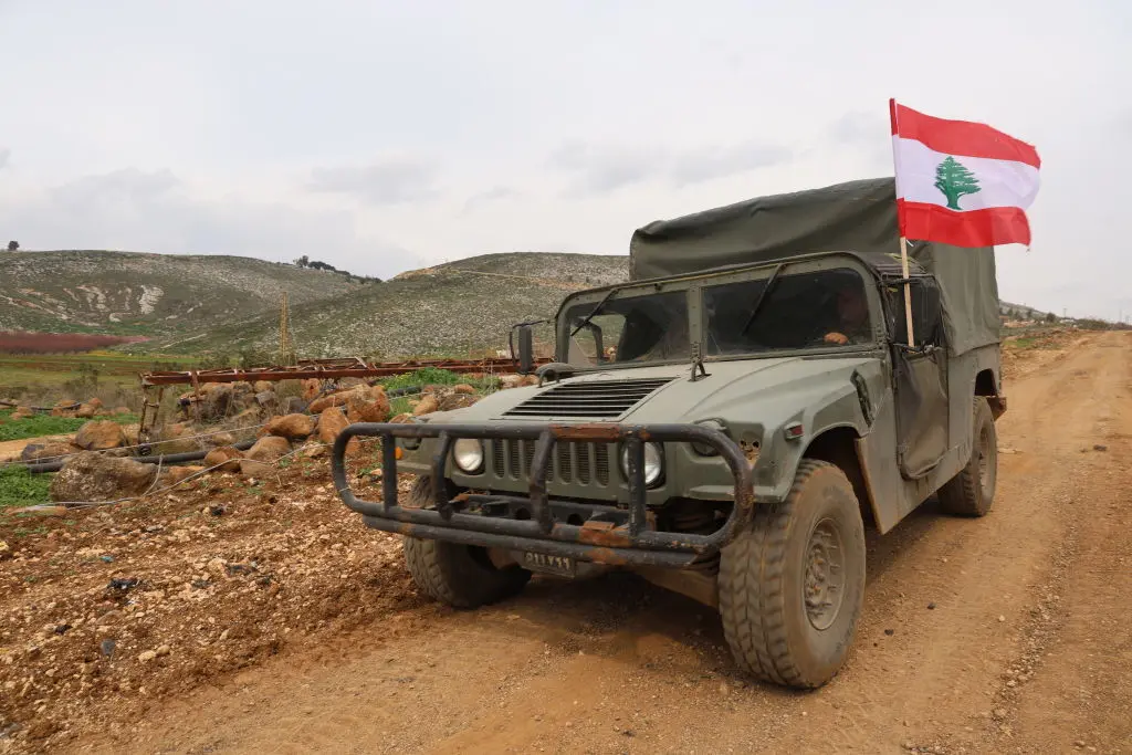 لبنان يبدأ تنفيذ قرار حظر السلاح غير المرخص.. توقيفات في الجنوب ومذكرات قضائية بحق مطلقي الصواريخ