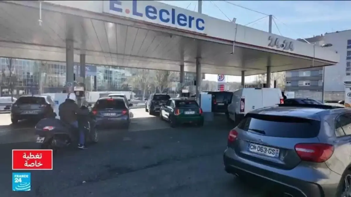 بسب الحرب على إيران.. الفرنسيون يسارعون لملء خزانات سياراتهم بالوقود