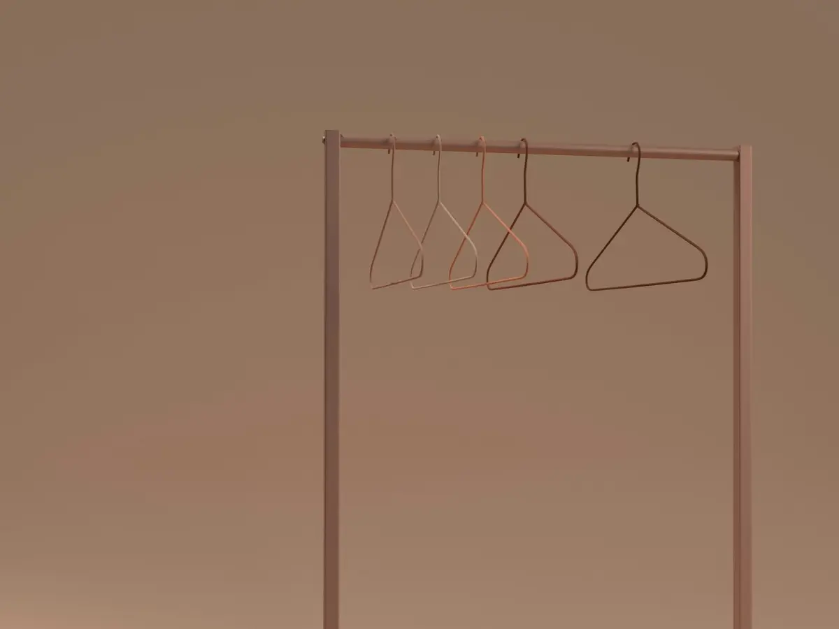 لا ترمي علاقات الملابس القديمة.. 14 استخداماً ذكياً لها خارج الخزانة