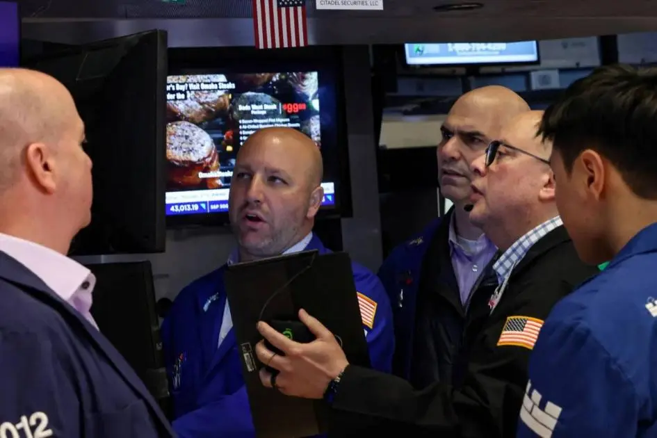 آمال الدبلوماسية تدعم الأسهم الأمريكية والأوروبية.. والدولار يتراجع