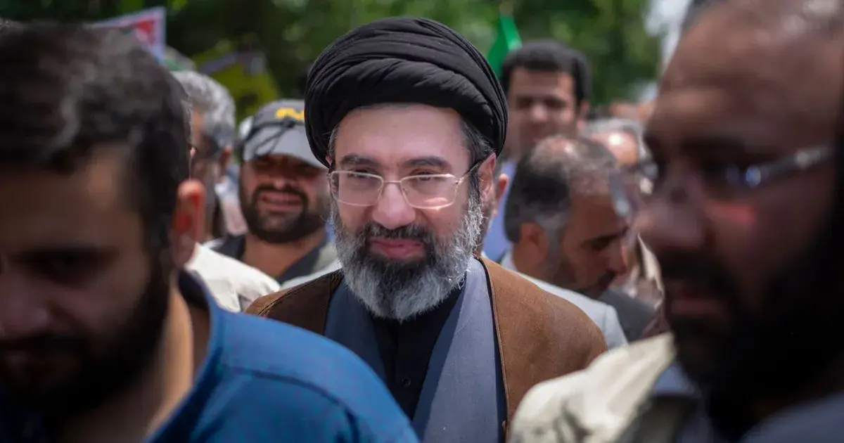 مجتبى خامنئي.. نجل مرشد إيران الراحل يبرز كخيار رئيسي لخلافة والده
